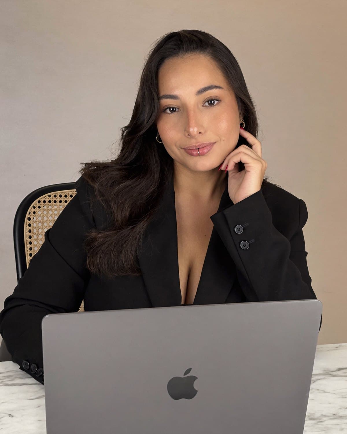 Alina Ramírez durante una llamada de ventas en español